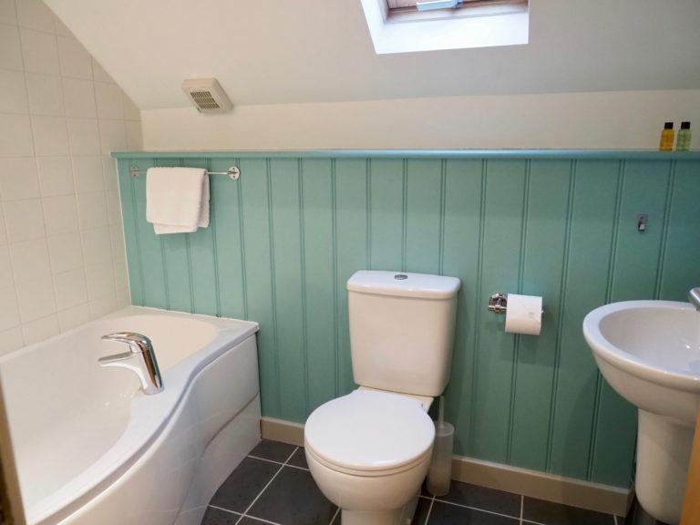 Crofty - Sparkling bathroom